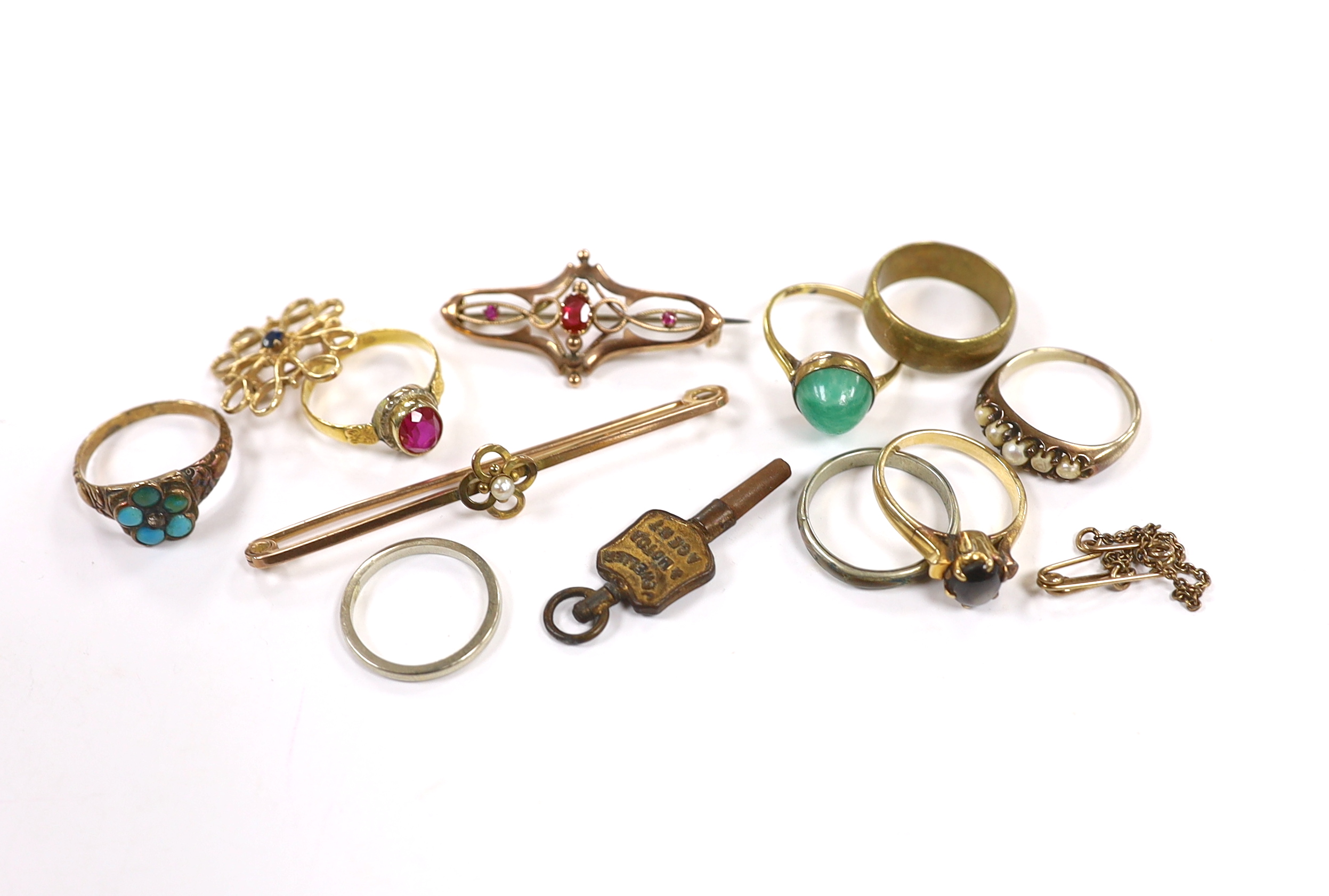 Sundry jewellery including a 22ct gold and synthetic ruby set ring, size M, a 585 ring with cabochon stone, size O, two 9ct gold brooches, etc.
